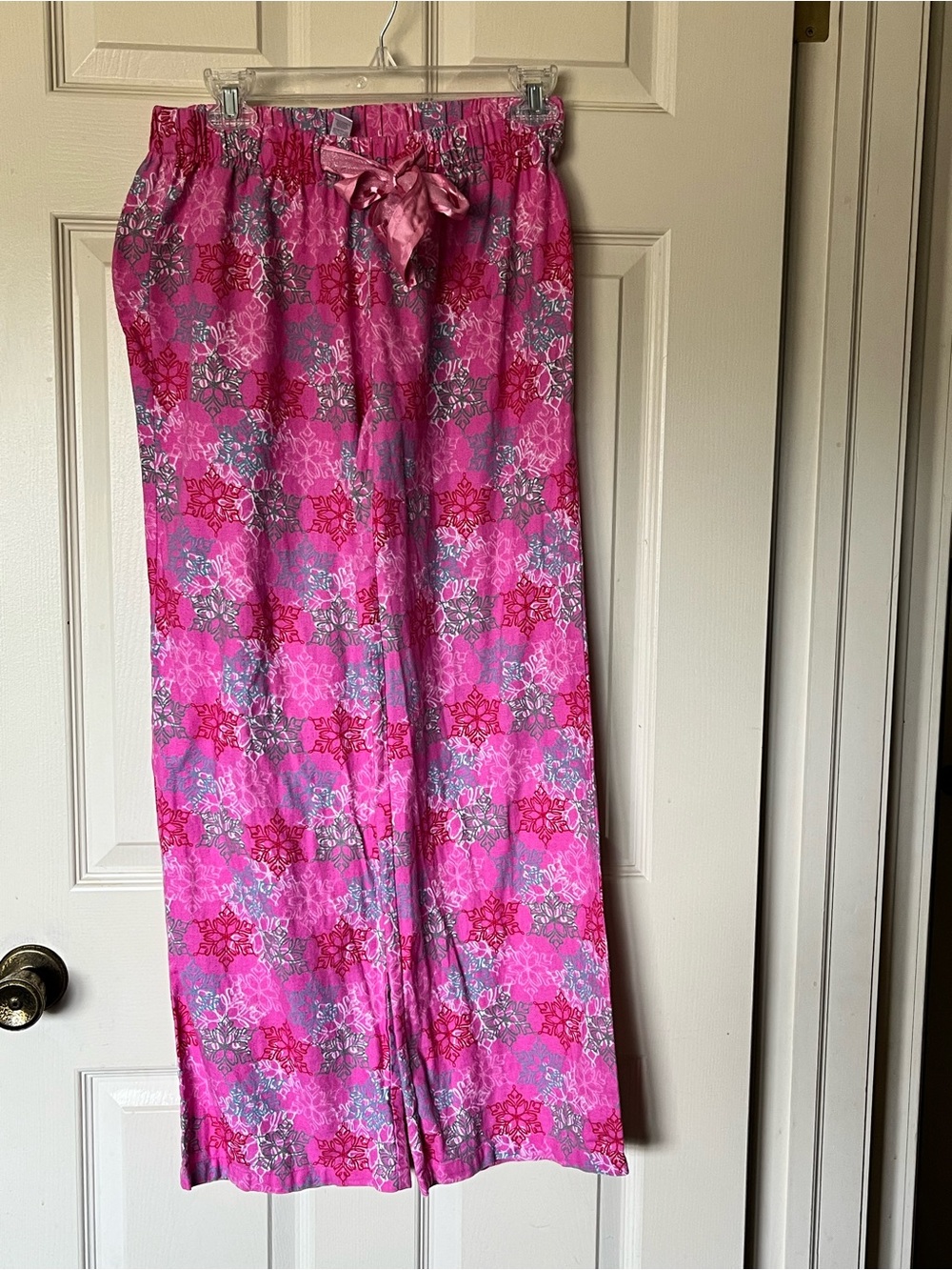 Old Navy Women's XS Pink Snowflake Flannel Pajama Pants with Satin Pink/Silver